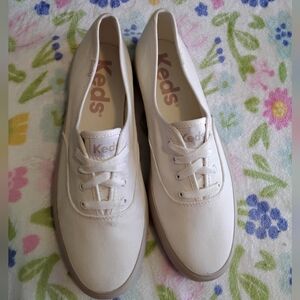 Keds Women’s size 9.5 9 1/2 creme colored flats sneakers tennis shoes New w tags